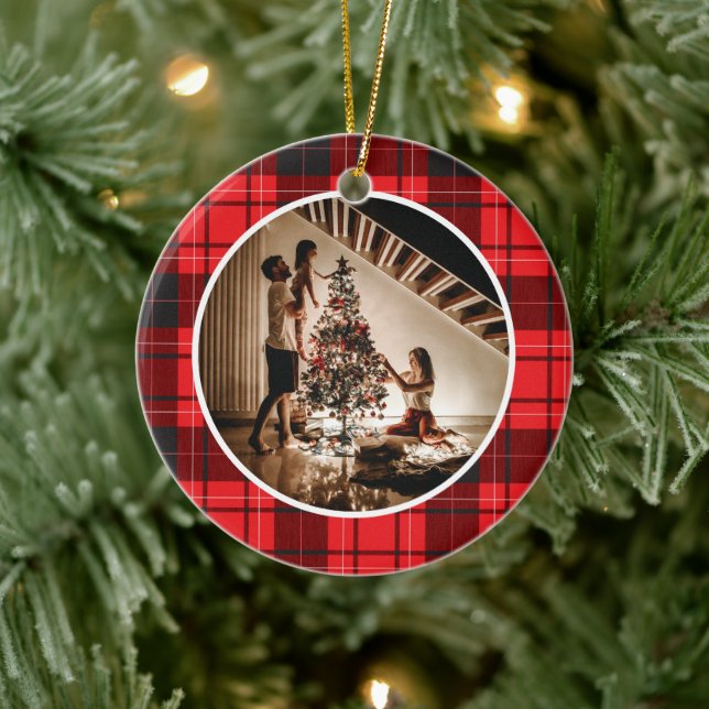 Ornamento De Cerâmica Elegant Modern Red Plaid Christmas Family Photo (Árvore)