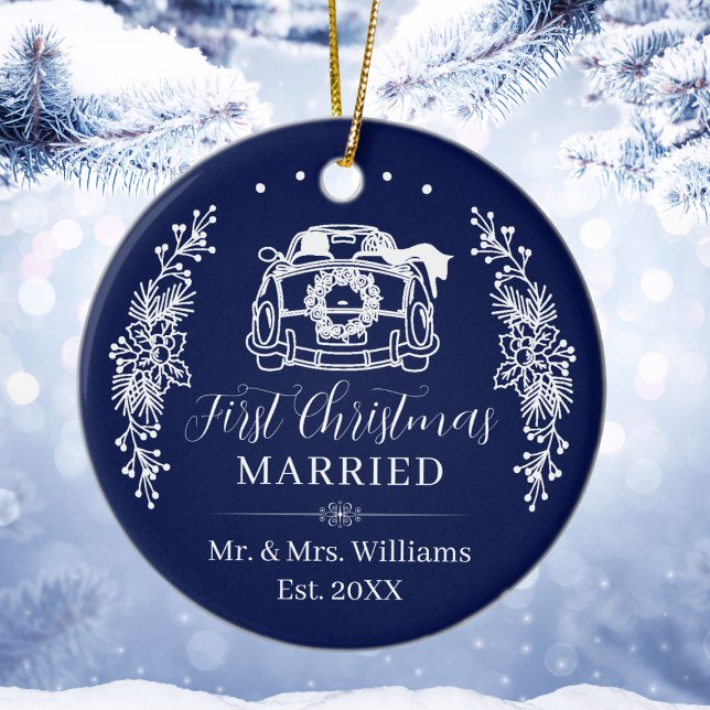 Ornamento De Cerâmica Elegant Navy Blue First Christmas Married Car (Elegant Navy Blue First Christmas Married Car Ceramic Ornament
)