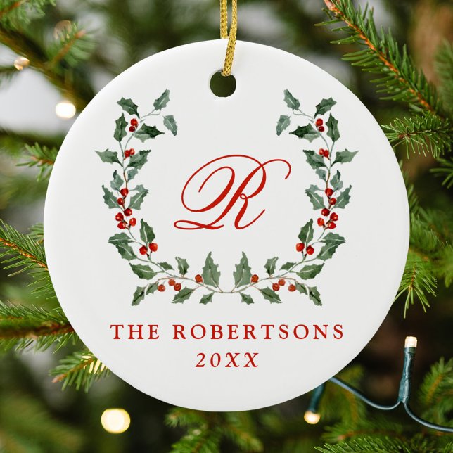Ornamento De Cerâmica Elegante Holly Berry Wreath Monograma (Criador carregado)