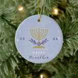 Ornamento De Cerâmica Elegante Menorah Happy Hanukkah Year Chrismukkah<br><div class="desc">Decorre sua árvore de Natal com este ornamento legal e temático Chanucá! Altere facilmente o texto clicando na opção "personalizar este modelo".</div>