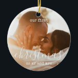Ornamento De Cerâmica Elegante mínimo | Primeiro texto e foto de Natal<br><div class="desc">Feriado Personalizado Nosso Primeiro Natal como Sr. e Sra. Mínimalista Foto Redonda Cerâmica</div>