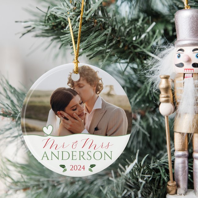 Ornamento De Cerâmica Elegante Nossa Primeira Foto Casada De Natal (Elegant Our First Christmas as Mr & Mrs personalized name wedding photo round ornament 2024 gift)
