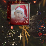 Ornamento De Cerâmica Elegante Red Baby First Photo Christmas<br><div class="desc">Adicione sua foto favorita a este adorável ornamento de manutenção de bebê. O Baby First Christmas Ornament está sobre um belo fundo vermelho e as costas têm flocos de neve artesanais e padrões semelhantes a estrelas. Todo texto pode ser facilmente personalizado. Seria um presente de excelente para uma nova mãe,...</div>