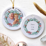 Ornamento De Cerâmica Em Adorando Memória Pine Cone Wreath Cerâmica Ou<br><div class="desc">No Enfeites de natal Loving Memory que você pode personalizar com sua própria foto e texto. A design apresenta tipografia de estilo manuscrito e uma coroa de pinho, cheia de verde de inverno, presente, rosas e sagrado. O modelo está preparado para você adicionar sua foto na frente e você pode...</div>