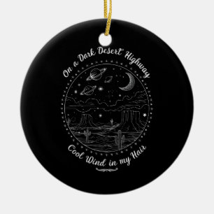 Ornamento De Cerâmica Em uma Escura Rodovia do Deserto Viagem Camping na