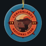 Ornamento De Cerâmica Emblem Retro Compass do Parque Nacional de Canyonl<br><div class="desc">Vetor trabalho de arte de Canyonlands. O parque é conhecido por sua dramática paisagem desértica esculpida pelo Rio Colorado. A ilha no Céu é uma mesa imensa,  plana,  com uma visão panorâmica.</div>