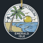 Ornamento De Cerâmica Emerald Isle North Carolina Vintage<br><div class="desc">Emerald Isle desenhou a ilustração com palmeiras e ondas ao fundo. Perfeito para quem ama visitar Emerald Isle.</div>