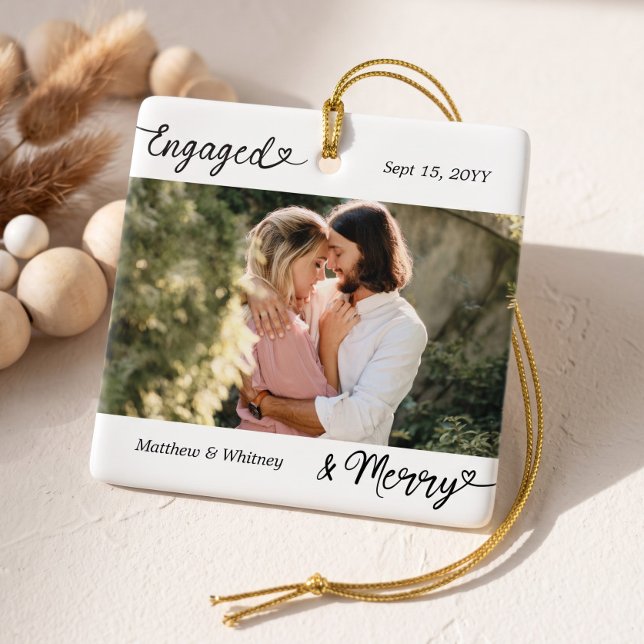 Ornamento De Cerâmica Encomendado & Alegre Presente de Foto de Compromis (Engaged & Merry Minimal Engagement Photo Keepsake Ceramic Ornament)