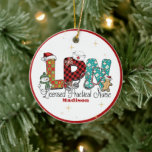 Ornamento De Cerâmica Enfermeira LPN Natal Personalizada<br><div class="desc">Celebrar a jornada do seu amado pela nobre profissão de enfermagem com nosso ornamento cerâmico personalizado de enfermeira LPN de Natal Este ornamento personalizado é uma maneira emocionante e significativa de comemorar sua profissão de enfermeira. Ornamento colorido com nome.</div>