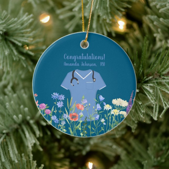 Ornamento De Cerâmica Enfermeiro Personalizado RN LPN Escrubos Azuis (Árvore)