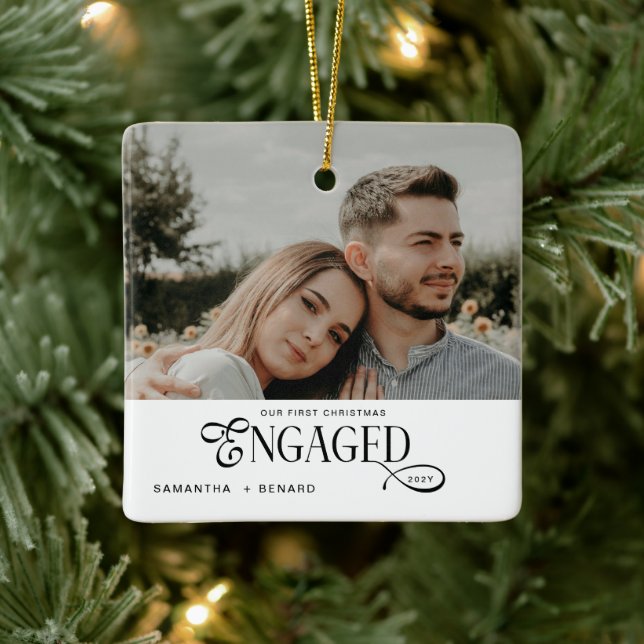 Ornamento De Cerâmica Engaged Couples  Photo Stylish First Christmas (Árvore)