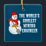 Ornamento De Cerâmica Engenheiro de Mineração Mais Legal Snowman<br><div class="desc">Um boneco de neve segurando uma pá vestindo um cachecol e boné com O texto mais legal do engenheiro de mineração do mundo é um design de presente engraçado para estudantes universitários e engenheiros profissionais.</div>