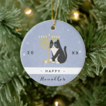 Ornamento De Cerâmica Engraçado Cat Menorah e Dreidel Happy Hanukkah Azu<br><div class="desc">Decorre sua árvore de Natal com este adorável ornamento temático de Chanucá! Altere facilmente o texto clicando na opção "personalizar este modelo".</div>