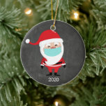 Ornamento De Cerâmica Engraçado Papai Noel Vestindo Facemask 2020 Natal<br><div class="desc">Um Enfeites de natal engraçado com Papais noeis vestindo uma facemáscara contra um fundo preto "chalkboard". Tão apropriado para esses tempos.</div>