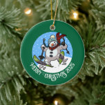 Ornamento De Cerâmica Engraçado Snowman Feliz Natal Adicione Cartografia<br><div class="desc">Um enfeite engraçado de esqui para sua árvore de Natal. Use "Personalizar este modelo" para ajustar o texto ou o ano e fazer um presente exclusivo de Natal personalizado. A decoração da árvore apresenta um desenho animado de um excitado boneco de neve com nariz de cenoura, descida intermitente através da...</div>