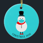 Ornamento De Cerâmica Engraçado Snowman no Rosto Máscara Natal Personali<br><div class="desc">Engraçado Enfeites de natal teal para comemorar um ano de quarentena e distanciamento social com um retrô Snowman vestindo uma máscara facial. De um lado você pode personalizar o texto "Natal 2020" e do outro você pode personalizar com um primeiro ou sobrenome familiar.</div>