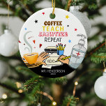 Ornamento De Cerâmica Ensino de Café Bonito Sanitiza Professor Natal<br><div class="desc">Bonito presente comemorativo de apreciação de professores. Apresentando o texto 'Café,  Ensino,  Sanitize,  Repete' o nome e o ano.</div>