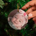 Ornamento De Cerâmica Escrita Vintage Nosso Primeiro Natal como avós<br><div class="desc">Uma tipografia retrô e um design moderno para este presente de ornamento fotográfico. Para personalizar com sua foto favorita de bebê. Você também pode mudar facilmente a cor da fonte para seu gosto. Perfeito para celebrar seu Primeiro Natal como novos avós.</div>