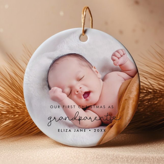 Ornamento De Cerâmica Escrito bonito Nosso Primeiro Natal como avós (Criador carregado)