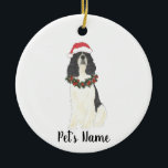 Ornamento De Cerâmica Espanhol personalizado do Springer (Tricolor)<br><div class="desc">Faça uma lista agradável este ano com um ornamento personalizado do seu pequeno elfo tricolor inglês de gafanhoto! Para os presentes mais doces,  emparelhe-o com um impressão de arte correspondente ou outro item da minha coleção!</div>