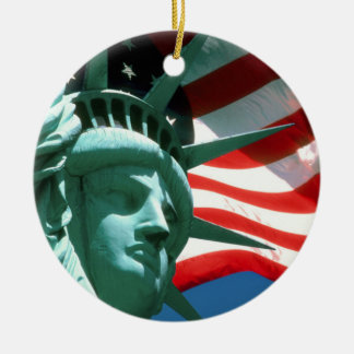 ORNAMENTO DE CERÂMICA ESTÁTUA DA LIBERDADE COM BANDEIRA AMERICANA