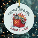 Ornamento De Cerâmica Este Pequeno Fogo De Lápster<br><div class="desc">Celebre o humor no caos com este Enfeites de natal único com um guaxinim lúdico batendo em um ladrão de lixo, aliado à frase "Essa Pequena Luz da Minha, Eu Vou Deixá-La Brilhar." Perfeito para aqueles que desfrutam de uma decoração reluzente, este ornamento adiciona um toque memorável e divertido à...</div>