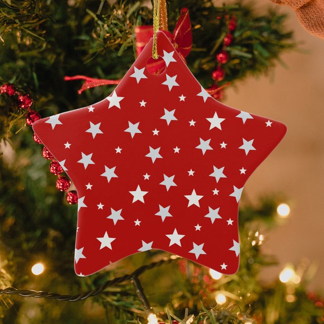 Ornamento De Cerâmica Estrelas brancas em feriados de Natal vermelhos (Criador carregado)