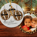 Ornamento De Cerâmica Excelente Avó Foto Leopard Impressão Boujee Natal<br><div class="desc">Enfeites de natal, personalizado com uma foto, nomes e texto personalizado. A design apresenta 3 ornamentos de árvores rudimentares de impressão leopardo com placas para nomes ou texto personalizado. Ela é escrita com "tenha um natal bugee" e você pode completar a frase com o destinatário, como vovó excelente, mãe e...</div>