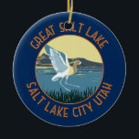 Ornamento De Cerâmica Excelente Salt Lake American Avocet Retro em Distâ<br><div class="desc">Excelente de arte vetorial do Lago design com uma americana Avocet. O lago Salt Excelente é o maior lago de água salgada do hemisfério ocidental e o oitavo maior lago terminal do mundo.</div>
