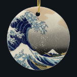 Ornamento De Cerâmica Excelente Wave de Kanagawa Oriental Fine Art<br><div class="desc">Vintage aquarela do que alguns dizem é uma onda de marés prestes a atingir a costa do Japão enquanto pescadores tentam escapar em seus barcos. O Monte Fuji está ao fundo.</div>