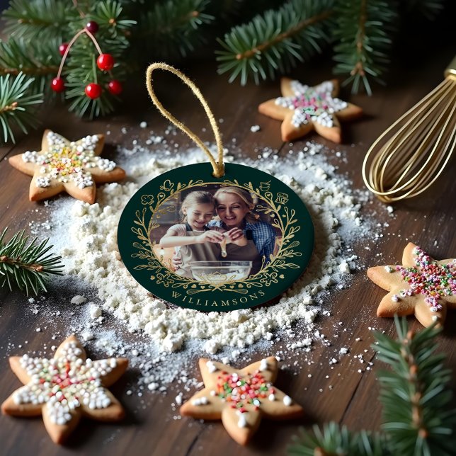 Ornamento De Cerâmica Família Elegante Dourada e Verde Baking Photo Wrea (Elegant Gold & Green family Baking Photo Wreath Ceramic Ornament)