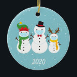 Ornamento De Cerâmica Família Snowman 2020, Rosto de Natal<br><div class="desc">Esta design foi criada através da arte digital. Pode ser personalizada na área fornecida ou personalizada alterando a foto ou acrescentando suas próprias palavras. Entre em contato comigo em colorflowcreations@gmail.com se você quiser usar este design em outro produto. Compre minha pintura de acrílico abstrato original para venda em www.etsy.com/shop/colorflowart. Veja...</div>