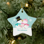 Ornamento De Cerâmica Família Snowman de Três Feriados de Natal<br><div class="desc">Enfeites de natal personalizado com uma ilustração vetorial adorável e única de um casal de homens de neve se beijando na neve em um fundo azul de inverno. Personalize-o com os seus nomes, data de aniversário de casamento, ou qualquer texto da sua escolha para fazer a manutenção perfeita do Primeiro...</div>
