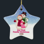 Ornamento De Cerâmica Família Snowman, rosa, de 1rua,<br><div class="desc">Congelou o boneco de neve com a Sra. Frosty e a menina Frosty com neve. Eles estão vestidos para o inverno com cachecol, chapéu e luvas. O ornamento exclusivo tem uma área de data pronta para ser personalizada.</div>