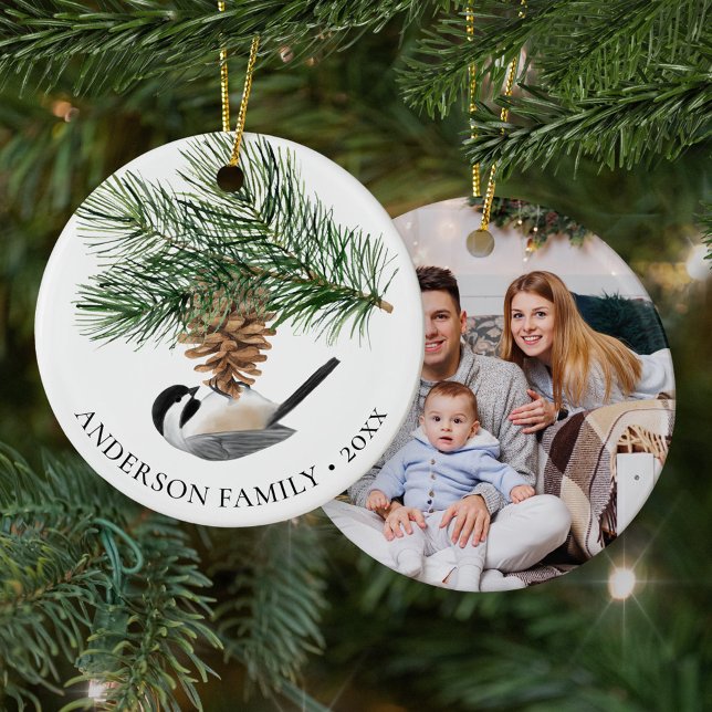 Ornamento De Cerâmica Family Photo Chickadee Pine Cone Christmas  (Criador carregado)