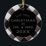 Ornamento De Cerâmica Farmhouse Primeiro Natal Sr. e Sra. Newlywn Foto<br><div class="desc">Xadrez de Buffalo Cheque a fotografia de casamento personalizada Primeiro Natal como Sr. e Sra. com ano e fotografia - um padrão texturizado de cor d'água em cinzas escuras, preto e esbranquiçado. Uma bela guarita da sua foto para o seu primeiro Natal como casal casado. O padrão tradicional de cheque...</div>