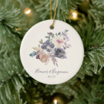 Ornamento De Cerâmica Favor de Casamento de Cor Floral Floral de Púrpura<br><div class="desc">Celebrar o amor e o comprometimento de recém-casados ou marcar um aniversário especial com esse adorno cerâmico elegante. Apresentando um belo design de aquarela em tons de roxo, o ornamento é personalizado com os nomes da noiva e do noivo e sua data de casamento. Os delicados sotaques florais criam um...</div>