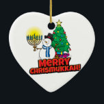 Ornamento De Cerâmica Feliz branca Chrismukkah com Snowman e Menorah<br><div class="desc">Adicione estes enfeites interconfesos divertidos (Hanukkah e Natal) às suas celebrações de Chrismukkah este ano. Se celebrarmos juntos os feriados, é um bom toque.Este é nosso design e você não o encontrará em nenhum outro lugar além da nossa loja. Chrismukkah é celebrado por pessoas, geralmente em famílias com origens judaicas...</div>