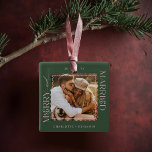 Ornamento De Cerâmica Feliz & Casado com a manutenção mínima de fotos on<br><div class="desc">Celebrar um marco especial com nosso moderno e mínimo ondulado primeiro ornamento de Natal casado. Esta elegante marca um design simples e minimalista, realçado por uma sofisticada moldura cor-de-rosa ondulada, perfeita para comemorar o seu primeiro Natal como casal casado. Personalize este ornamento com seus nomes, e o ano para criar...</div>