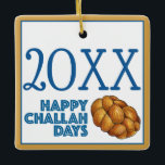 Ornamento De Cerâmica Feliz Challah Days Hanukkah Jewish Holiday Bread<br><div class="desc">O ornamento apresenta uma ilustração original de um pão de chalá trançado, com HAPPY CHALLAH DAYS em letra azul. Excelente para a doação de Hanukkah. Esta design de feriados judeus também está disponível em outros produtos. Não vê o que está procurando? Precisa de ajuda para a personalização? Entre em contato...</div>