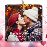 Ornamento De Cerâmica Feliz dia de os namorados Personalizado Fotografia<br><div class="desc">Adicione sua foto favorita de você e seu parceiro a este ornamento romântico na área de personalização. Você também pode adicionar um "cartões de natal,  seus nomes e a data." Bonito presente romântico para Dia de os namorados,  aniversário ou casamento.</div>