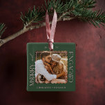Ornamento De Cerâmica Feliz e ativação da manutenção mínima de fotos ond<br><div class="desc">Celebrar um marco especial com nosso moderno e mínimo ondulado primeiro ornamento noturno de Natal. Esta elegante marca um design simples e minimalista, realçado por uma sofisticada estrutura cor-de-rosa ondulada, perfeita para comemorar o seu primeiro Natal como um casal engajado. Personalize este ornamento com seus nomes, e o ano para...</div>