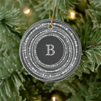 Ornamento De Cerâmica Feliz E Brilho Espalham Monograma Foto De Natal