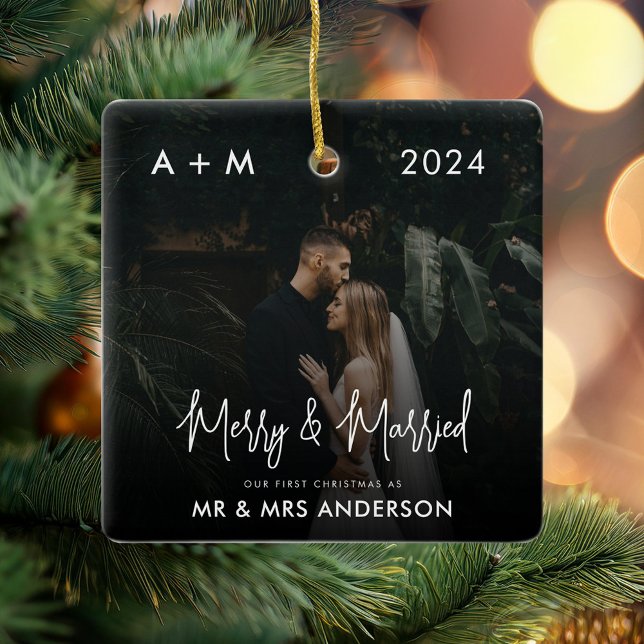 Ornamento De Cerâmica Feliz e casada com a primeira foto de Natal recém- (Criador carregado)