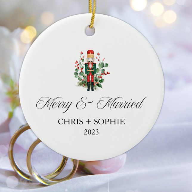 Ornamento De Cerâmica Feliz E Casado Com O Primeiro Quebra-Noite De Nata (Merry And Married First Christmas Nutcracker Ceramic Ornament)