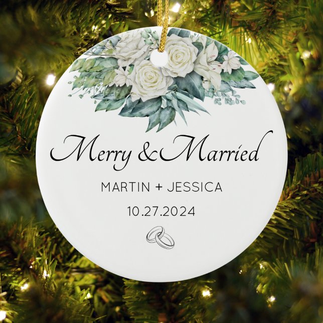 Ornamento De Cerâmica Feliz E Casou Com Nossa Primeira Floral De Natal (Merry And Married Our First Christmas Floral Ceramic Ornament)