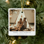 Ornamento De Cerâmica Feliz e Foto do Casal Minimalista Casado<br><div class="desc">Celebre sua primeira temporada de festas junto com nossa Feliz e o Ornamento Cerâmico de Fotos do Casal Minimalista Casado. Este adorno elegante apresenta uma design limpa e minimalista com tipografia "Feliz e casada", combinada com uma fotografia personalizada do casal feliz. Feito de uma cerâmica durável, é o perfeito guardião...</div>