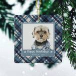 Ornamento De Cerâmica Feliz Feliz Natal de Xadrez Dod Foto<br><div class="desc">Celebre o seu parente peludo com estes Enfeites de natal festivos. Eles apresentam uma design xadrez de  azul diagonal no fundo,  juntamente com a foto do seu cão,  a saudação 'Feliz Howlidays',  o seu nome de animais de estimação e o ano.</div>
