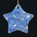 Ornamento De Cerâmica Feliz Hanukkah Challing Stars and Dreidels<br><div class="desc">Você está vendo a coleção de Design Lee Hiller. Roupa,  Ofertas e Coleções Lee Hiller Fotografia ou Coleção de Arte Digital. Você pode ver sua fotografia da Nature em http://HikeOurPlanet.com/ e seguir seu blog de caminhada no Hot Primavera National Park.</div>