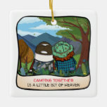 Ornamento De Cerâmica Feliz Modelo do Camper Life Cote Montanha Vista<br><div class="desc">Você é uma vida feliz de amante de camper e se orgulha de seu trailer, barraca. . . . . . Às vezes, você está ansioso para expressar esses sentimentos especiais, mas é difícil encontrar as palavras certas de amor, carinho e amizade. . . . . . Esta modelo facilita...</div>
